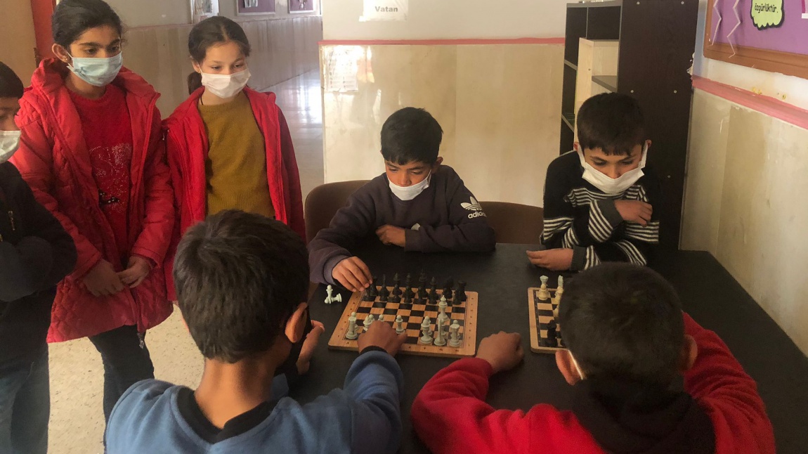 Okul Koridorlarına Satranç Takımlarının Yerleştirilmesi